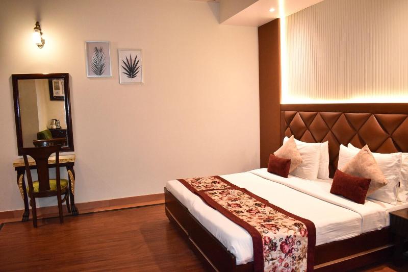 Hotel Maple Ridge image