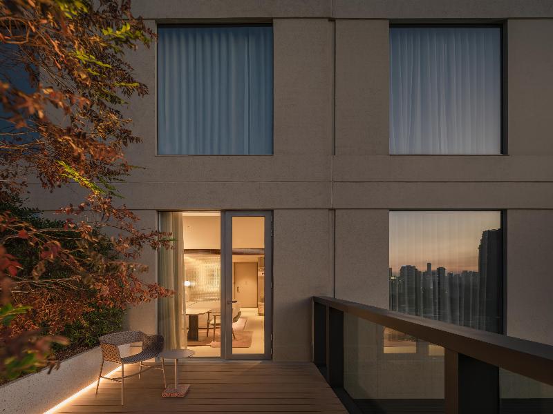Kromo Bangkok, Curio Collection By Hilton image