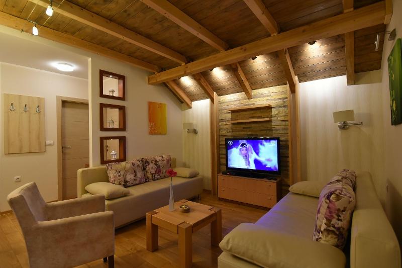 Villa Natural Wood image