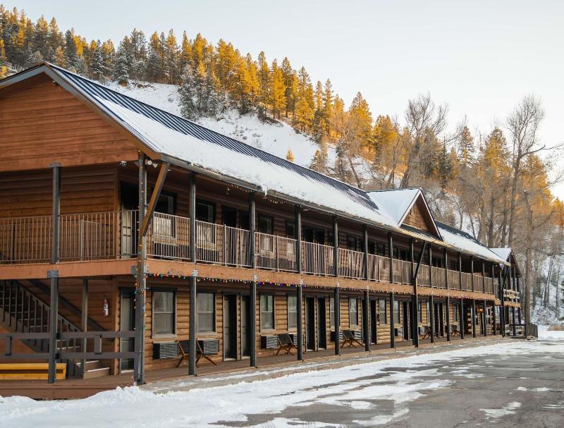 High Creek Lodge Cabins image