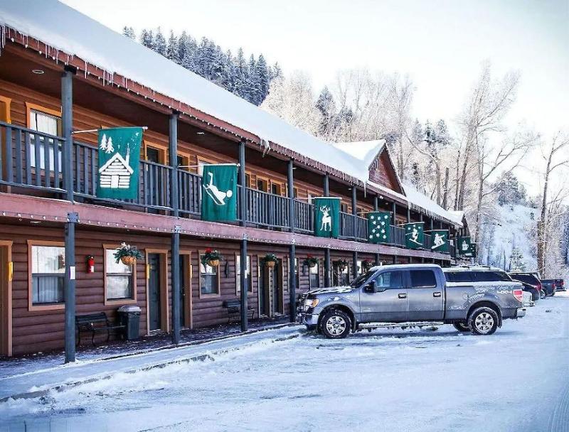 High Creek Lodge Cabins image