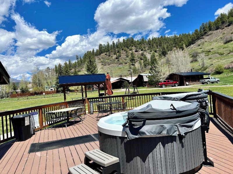 High Creek Lodge Cabins image