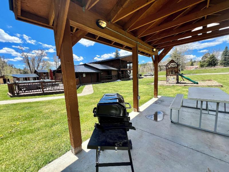 High Creek Lodge Cabins image