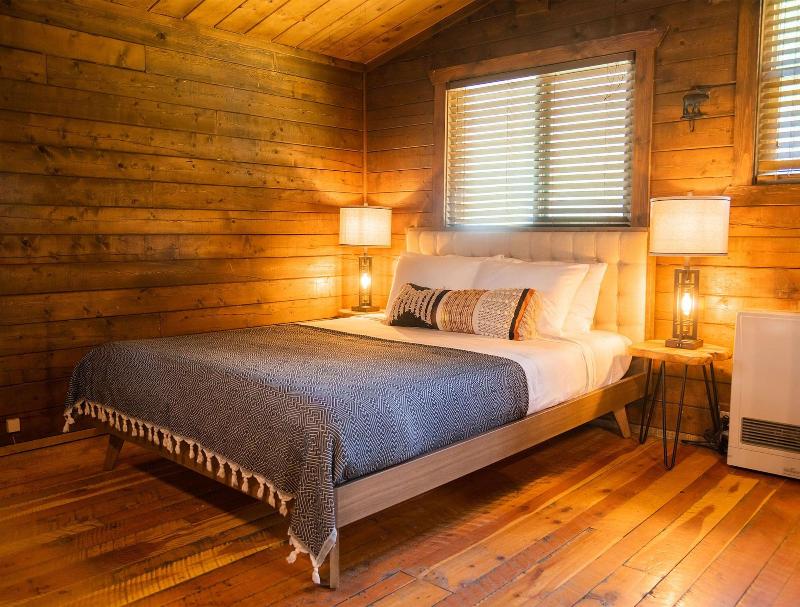 High Creek Lodge Cabins image