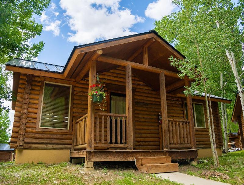 High Creek Lodge Cabins image