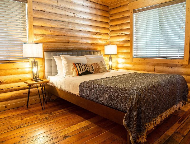 High Creek Lodge Cabins image