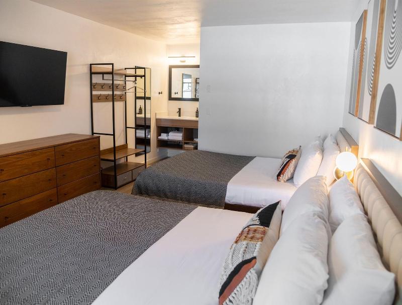 High Creek Lodge Cabins image