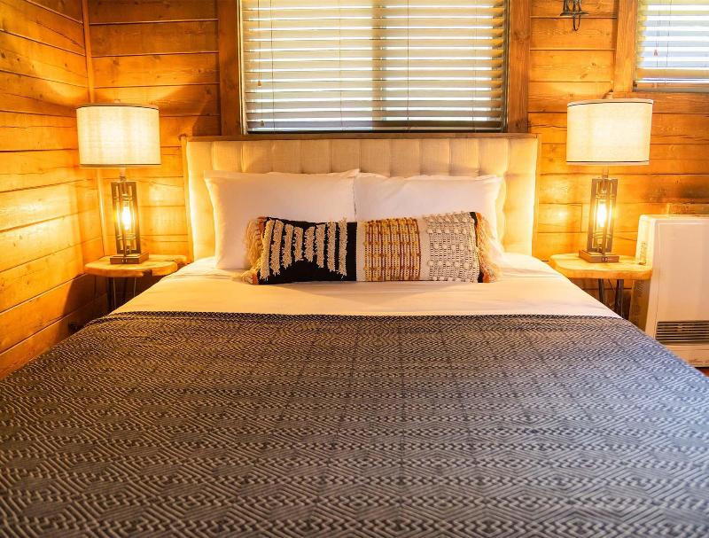 High Creek Lodge Cabins image