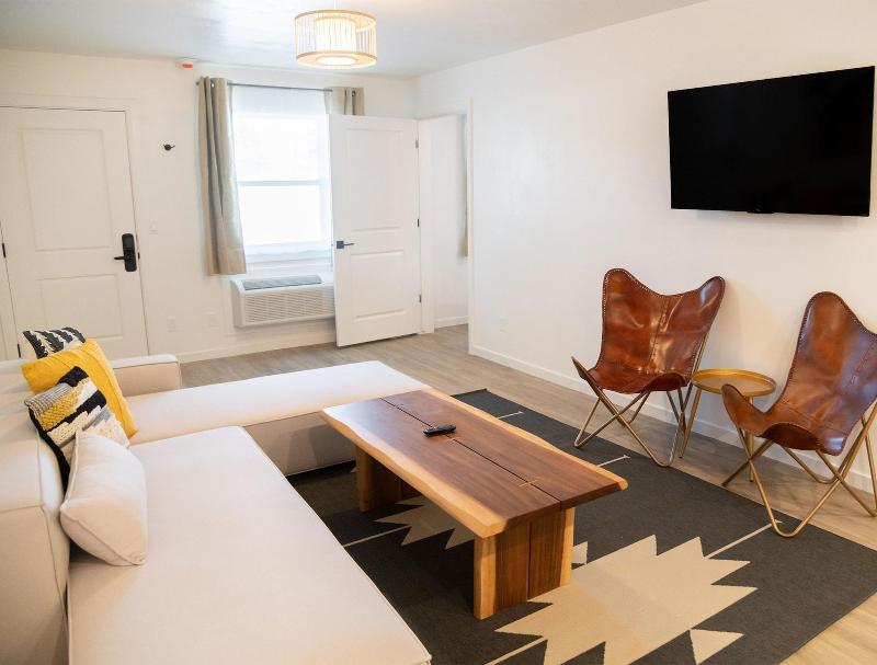 High Creek Lodge Cabins image