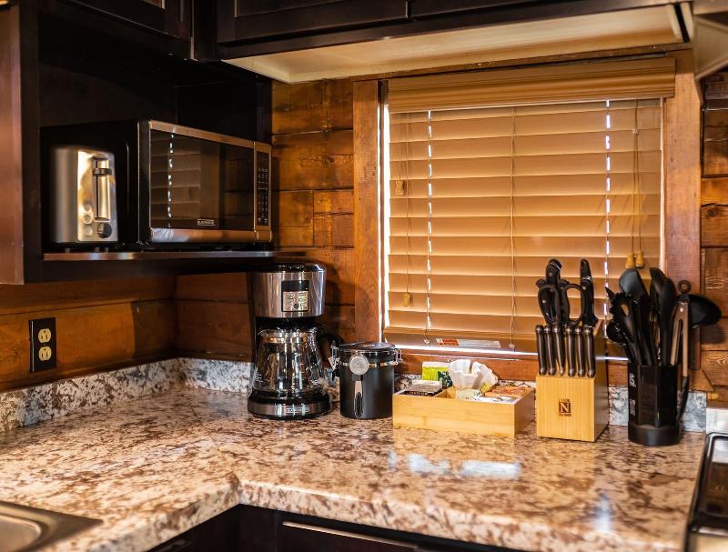 High Creek Lodge Cabins image
