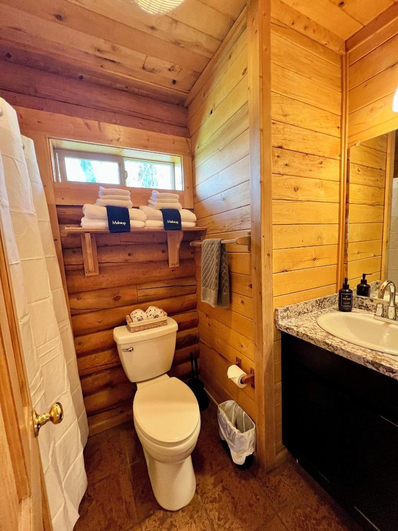 High Creek Lodge Cabins image