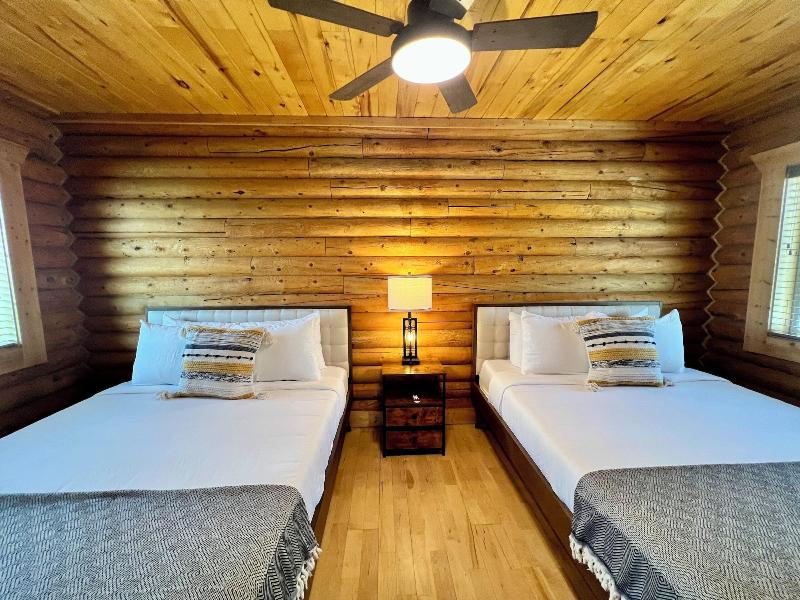 High Creek Lodge Cabins image