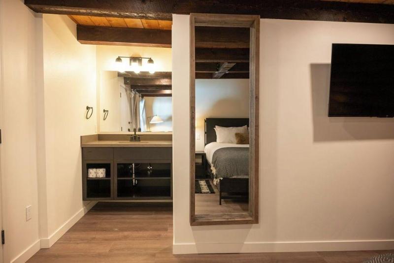 High Creek Lodge Cabins image