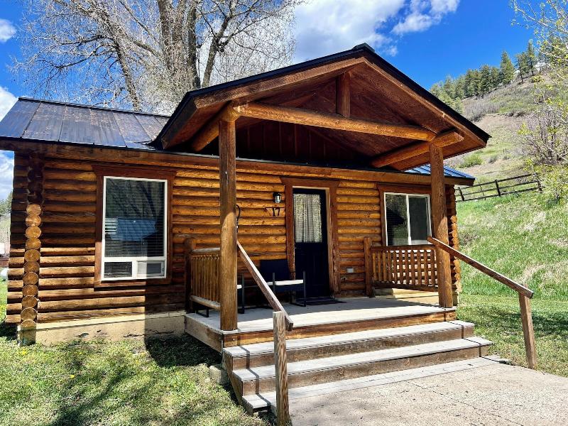 High Creek Lodge Cabins image