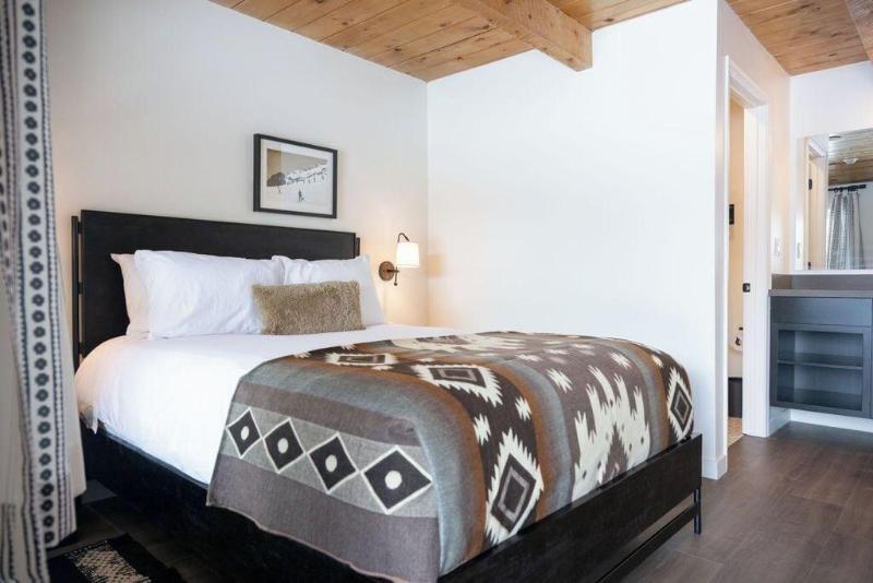 High Creek Lodge Cabins image