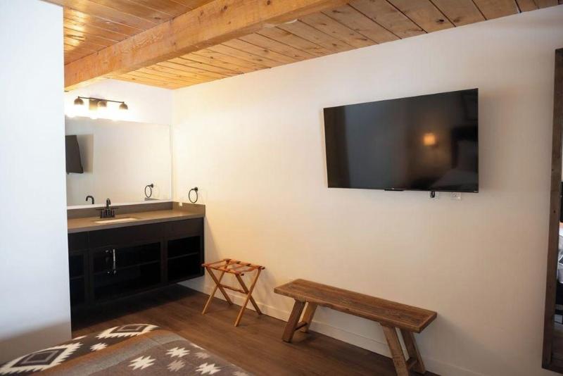 High Creek Lodge Cabins image