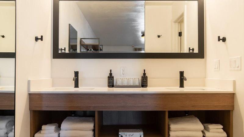 High Creek Lodge Cabins image