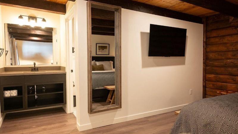 High Creek Lodge Cabins image