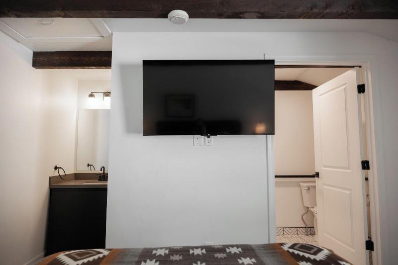 High Creek Lodge Cabins image