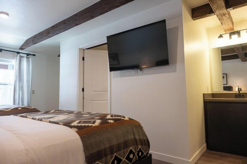 High Creek Lodge Cabins image