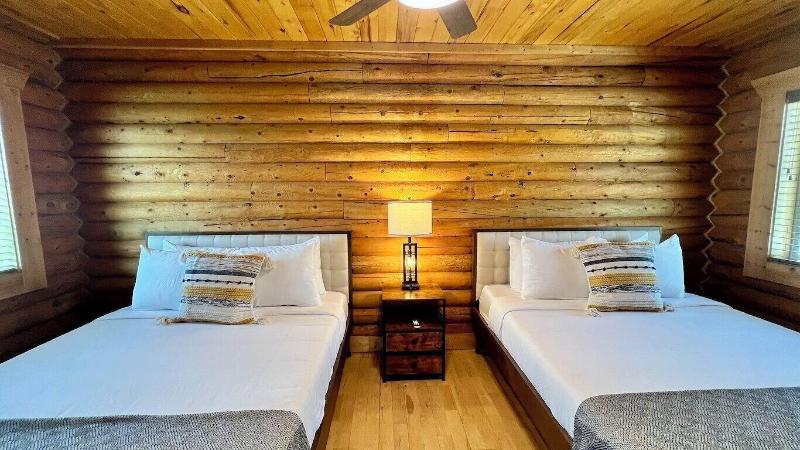 High Creek Lodge Cabins image