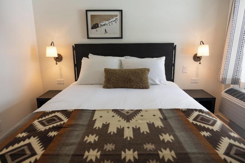 High Creek Lodge Cabins image