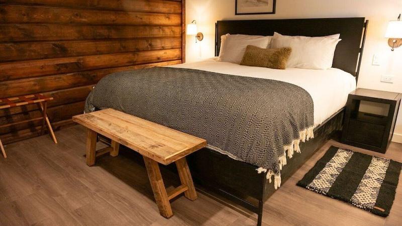 High Creek Lodge Cabins image