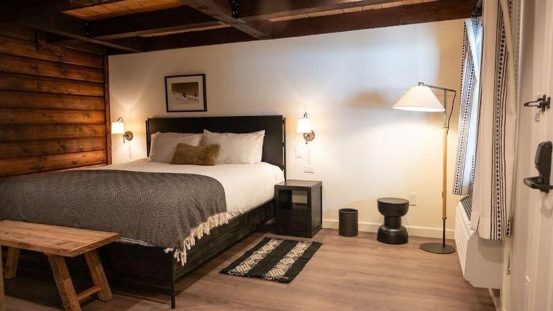 High Creek Lodge Cabins image