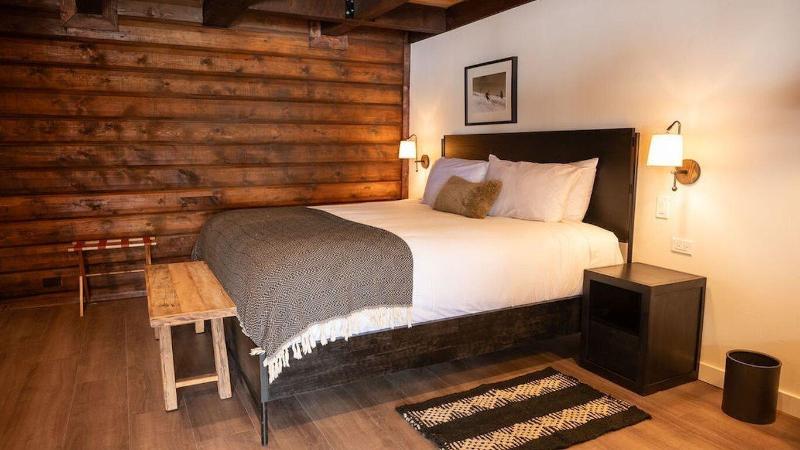 High Creek Lodge Cabins image
