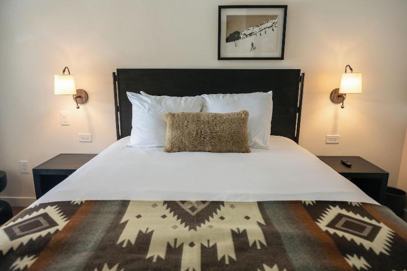 High Creek Lodge Cabins image