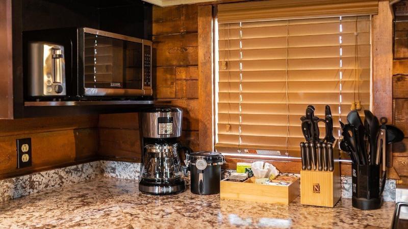 High Creek Lodge Cabins image