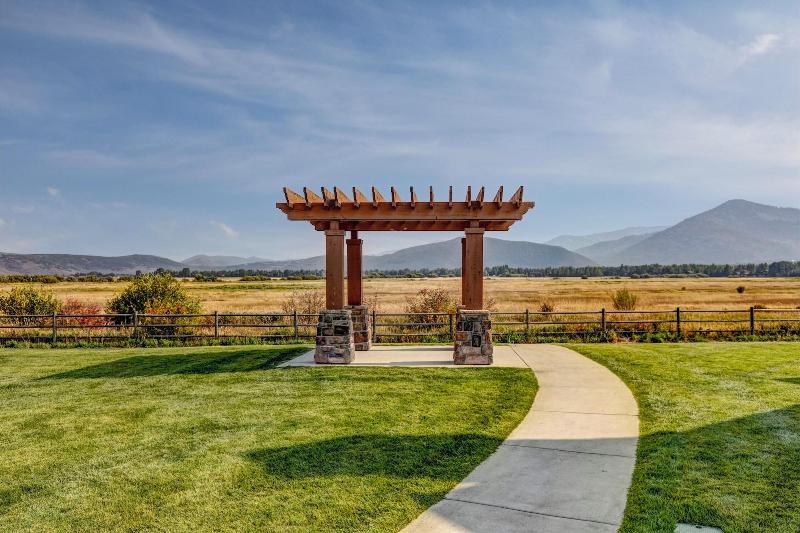 Fox Pointe At Redstone By Lespri Management