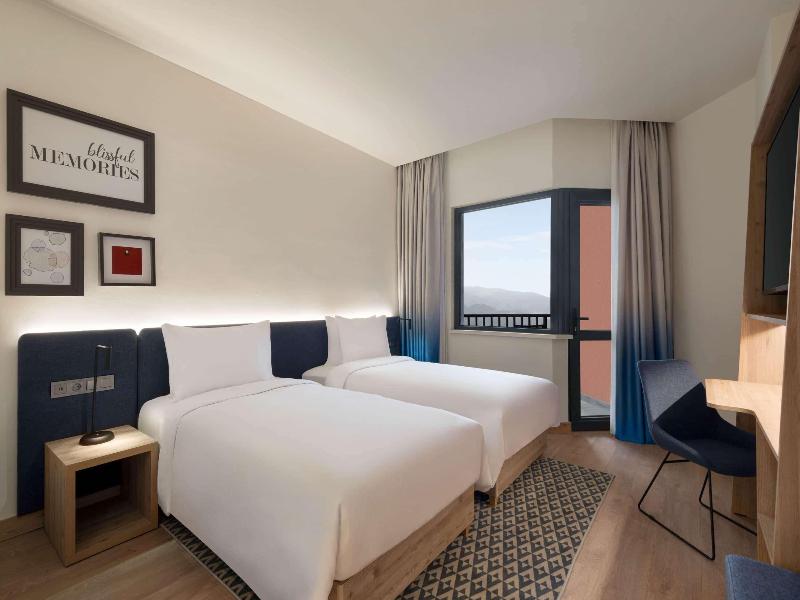 Tryp By Wyndham Zomin image