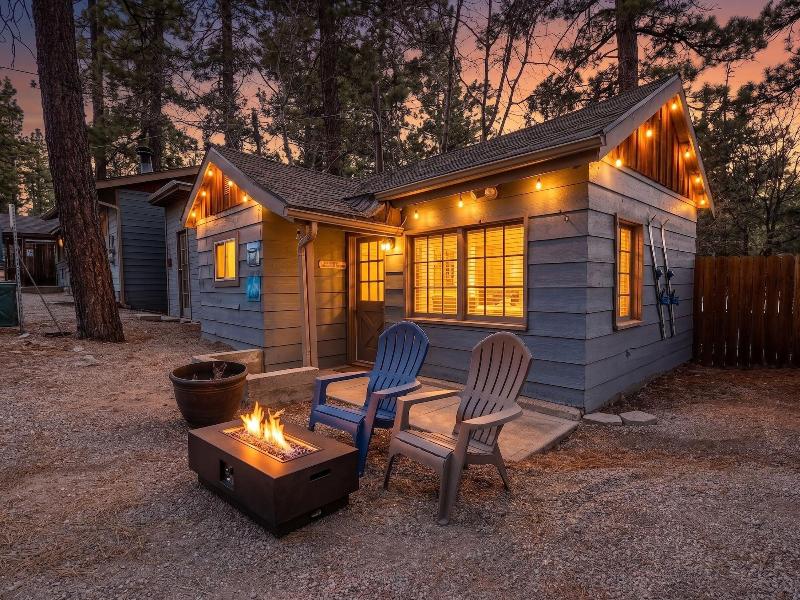 Fox N Bear Cottages image