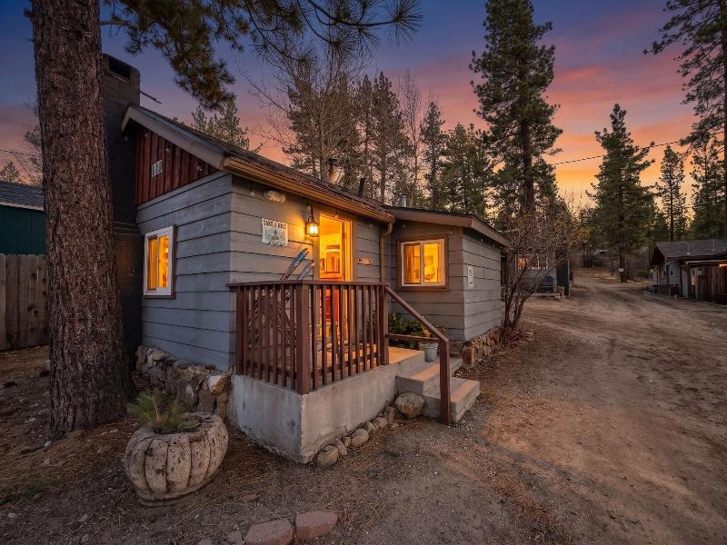 Fox N Bear Cottages image