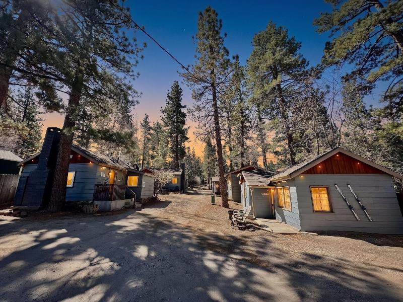 Fox N Bear Cottages image