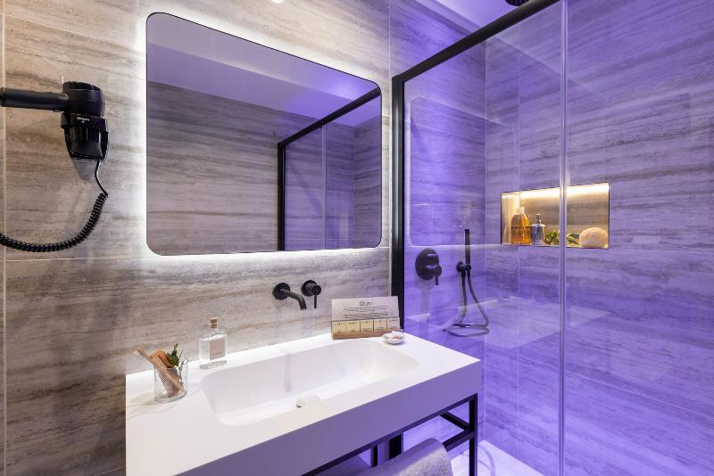 Adoro Hotel image