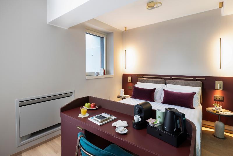 Adoro Hotel image