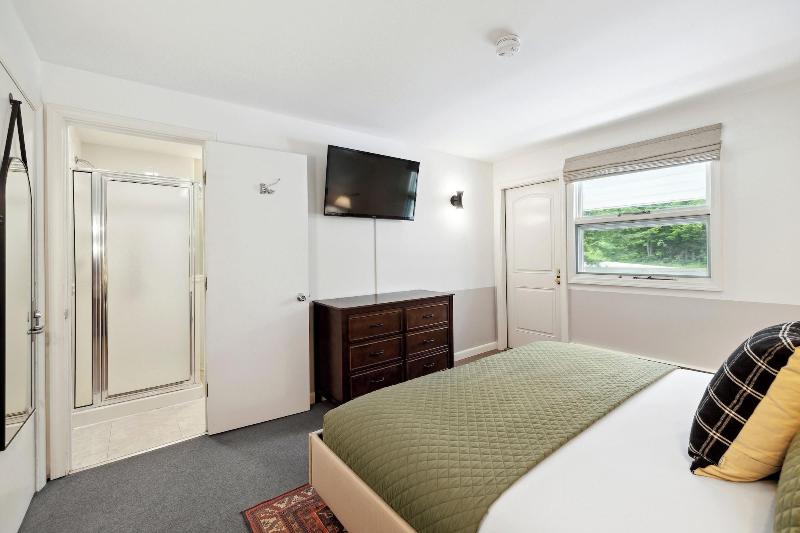 Mountaineer Inn image