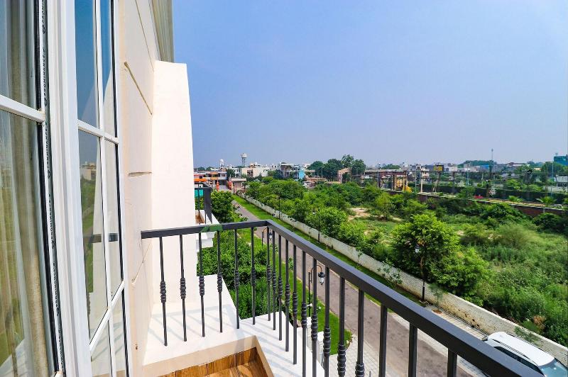 Fabhotel K9 Villa image