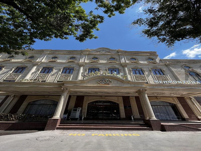 King Plaza Hotel — exterior view