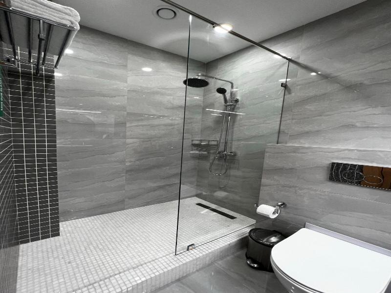 King Plaza Hotel image