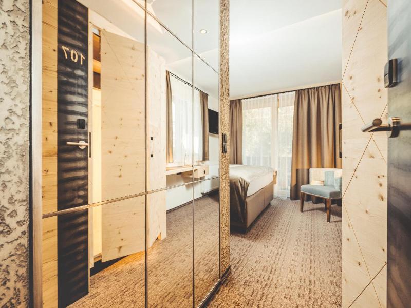 Hotel Bergkristall Zillertal image