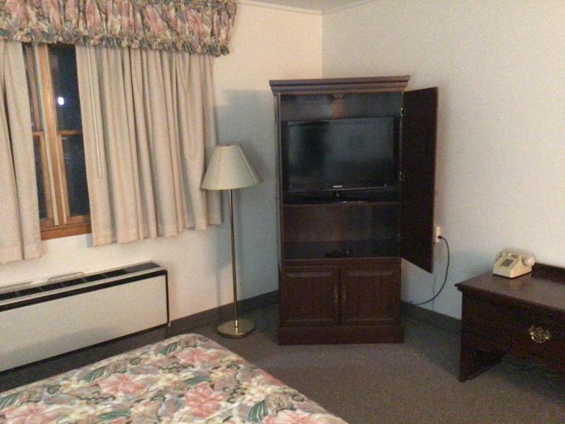 Colonial Brick Inn & Suites image 4