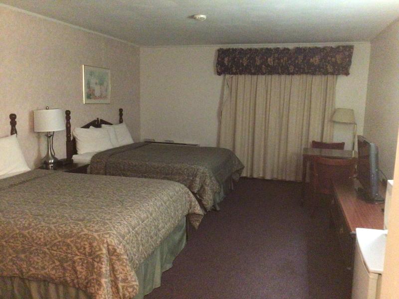 Colonial Brick Inn & Suites image 1
