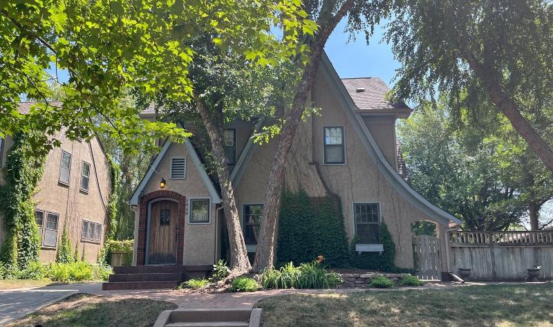 Historic Twin Tudors Inn