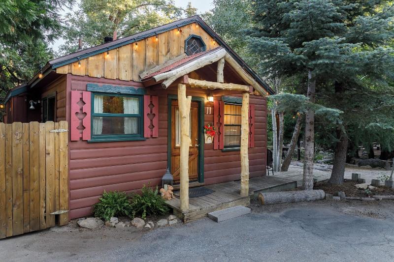Arrowhead Pine Rose Cabins image