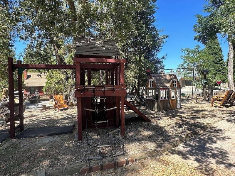 Arrowhead Pine Rose Cabins image