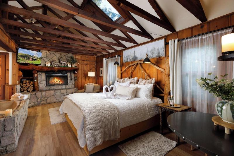 Arrowhead Pine Rose Cabins image