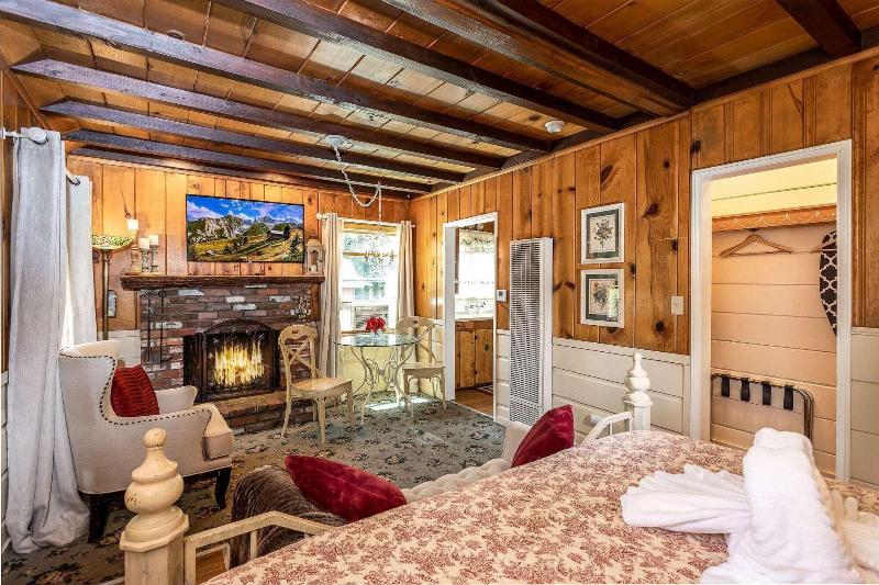 Arrowhead Pine Rose Cabins image